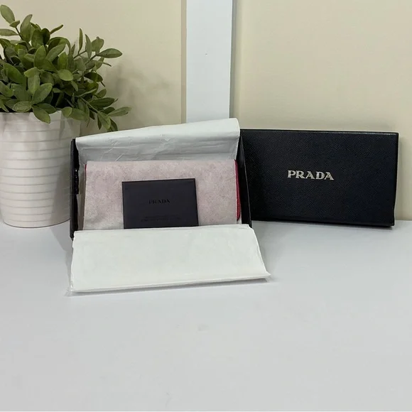 SOLD Prada Authentic Saffiano Fuchsia Quilted Wallet - Picture 4 of 13